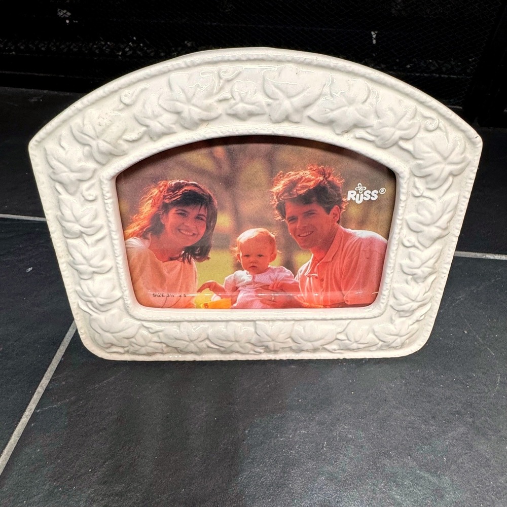 Russ Berrie Ceramic Picture Frame Embossed Leaf Vine Cream White 3.5x5 Arched